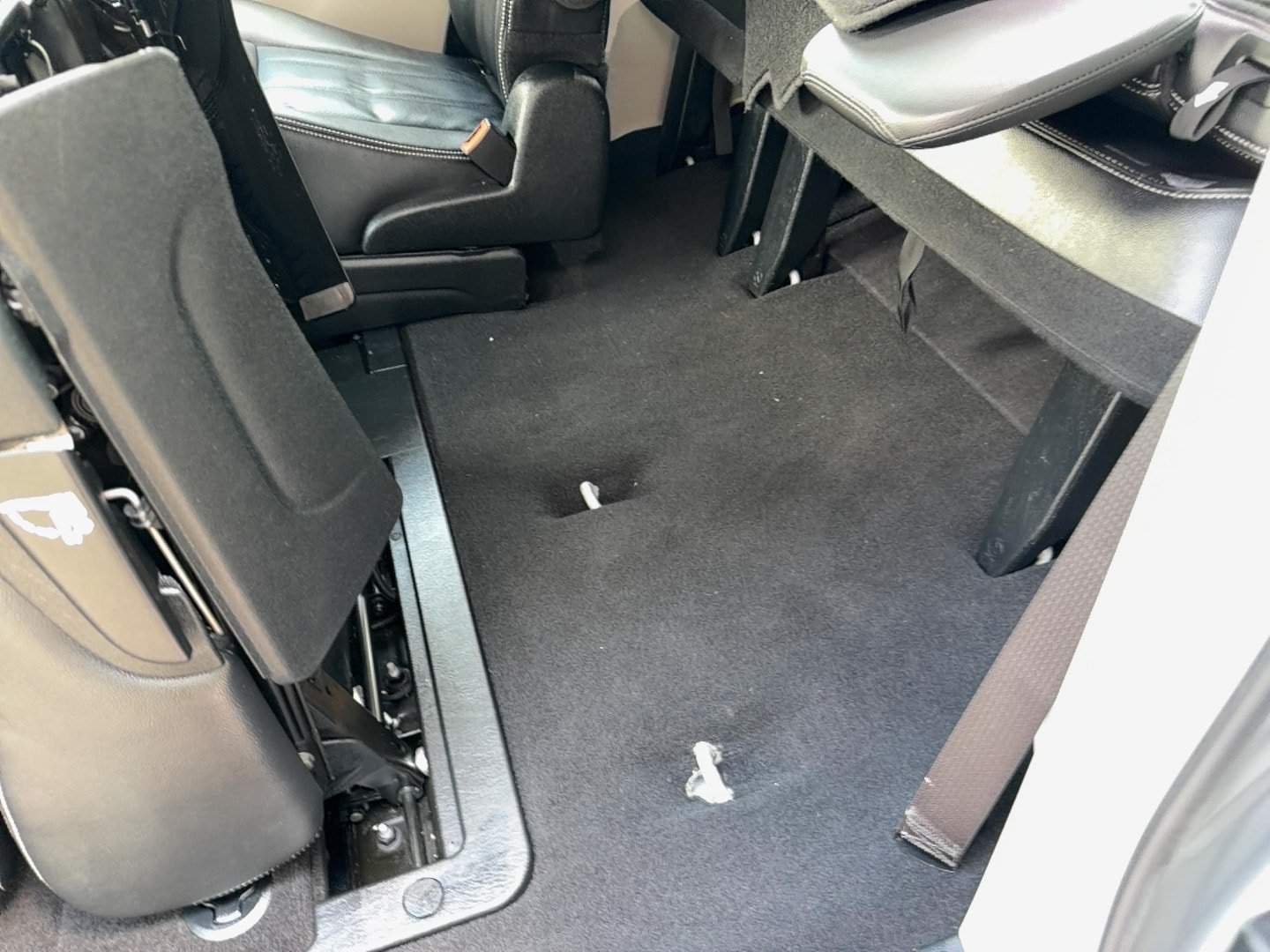 Used 2014 Chrysler Town & Country Touring-L w/ Driver Convenience Group FWD image 19