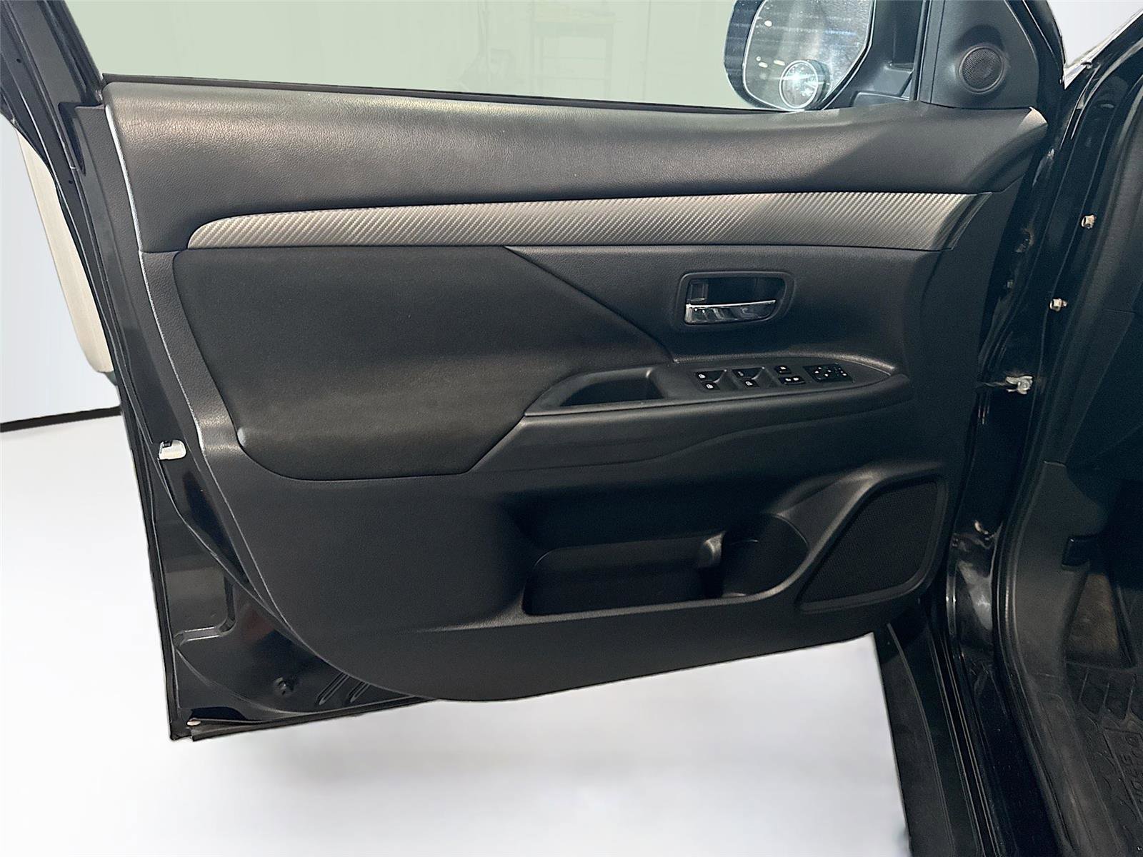 Used 2016 Mitsubishi Outlander SE image 6