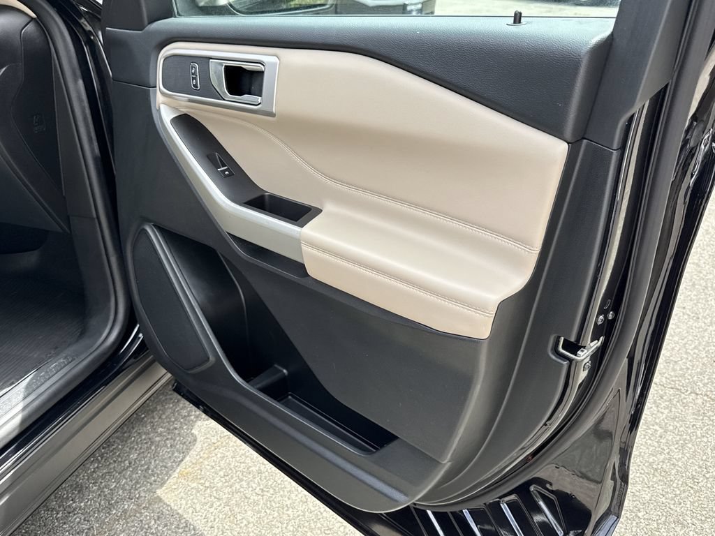 Used 2023 Ford Explorer XLT AWD/4WD image 39