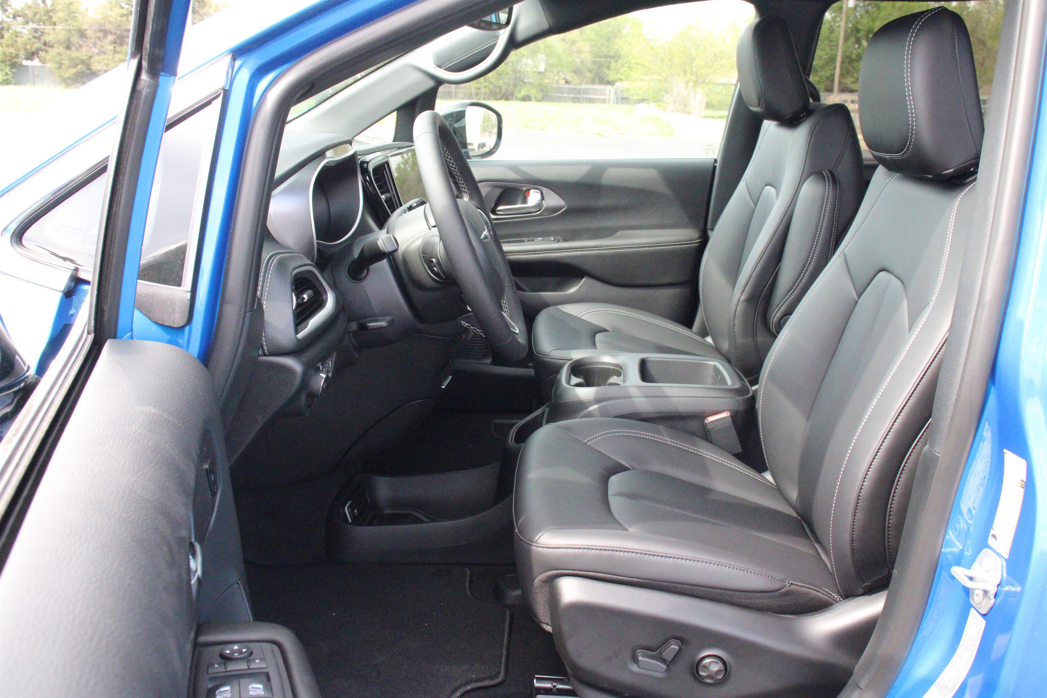 New 2026 Chrysler Pacifica Select FWD image 3