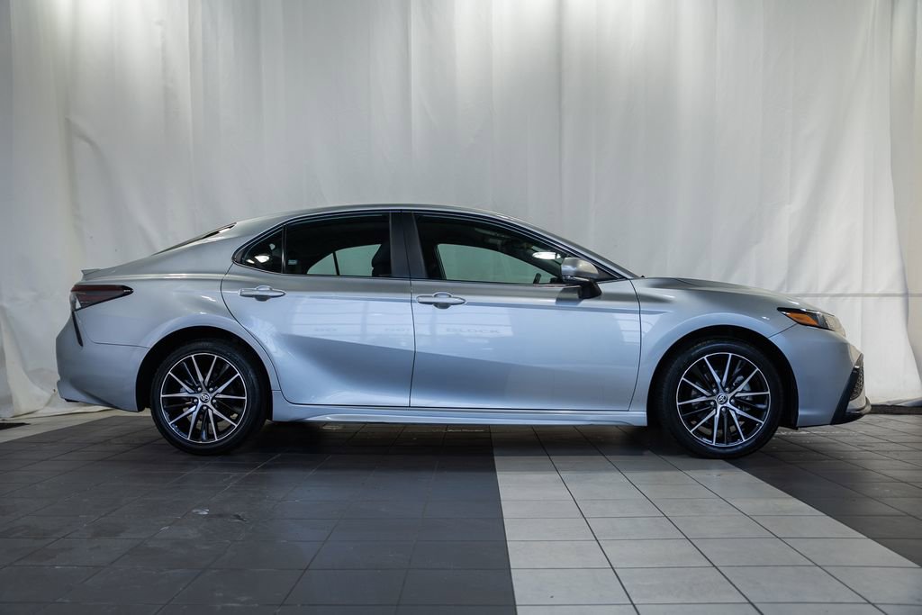 Used 2024 Toyota Camry SE image 3