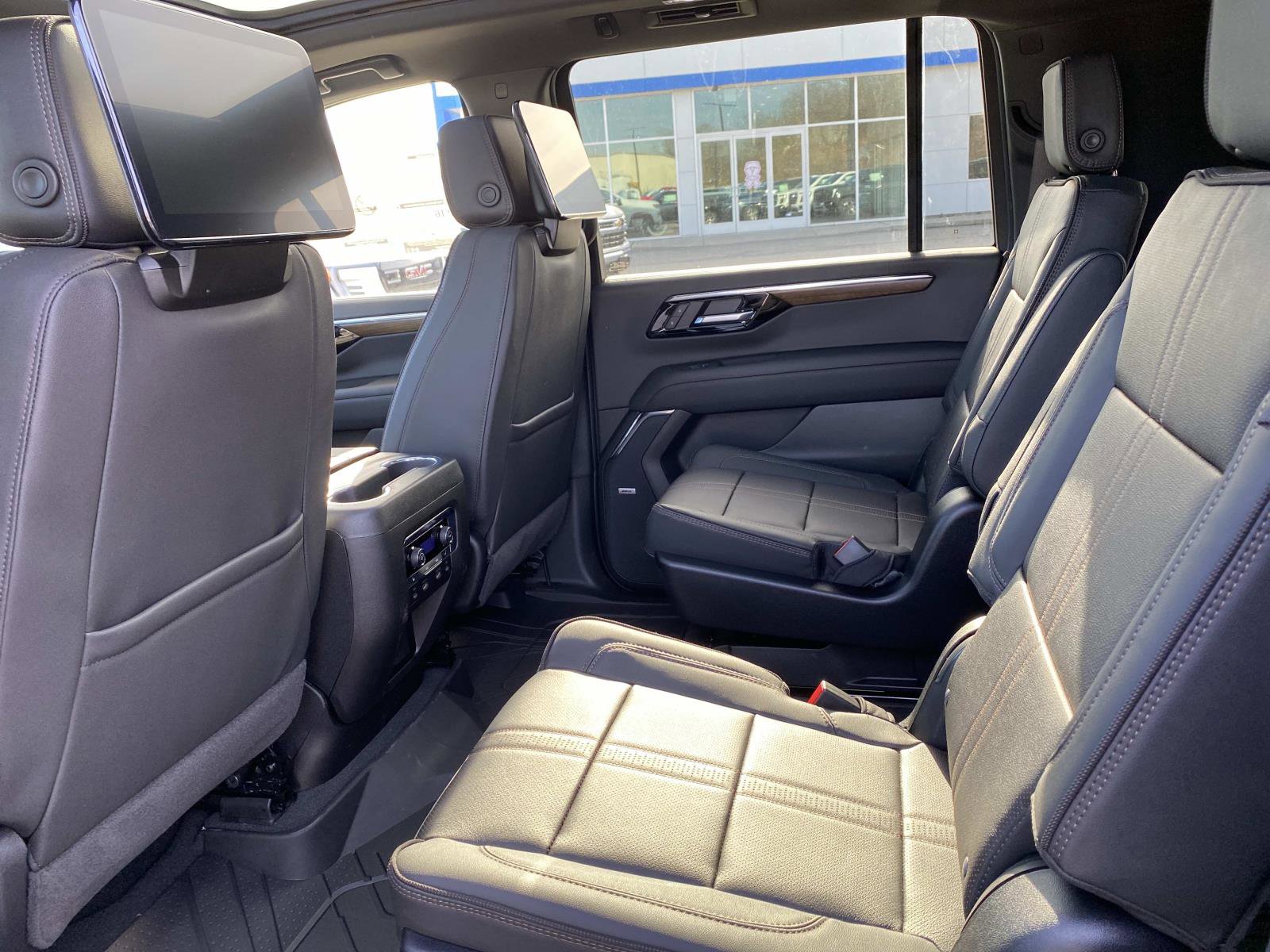 New 2026 Chevrolet Suburban High Country image 7