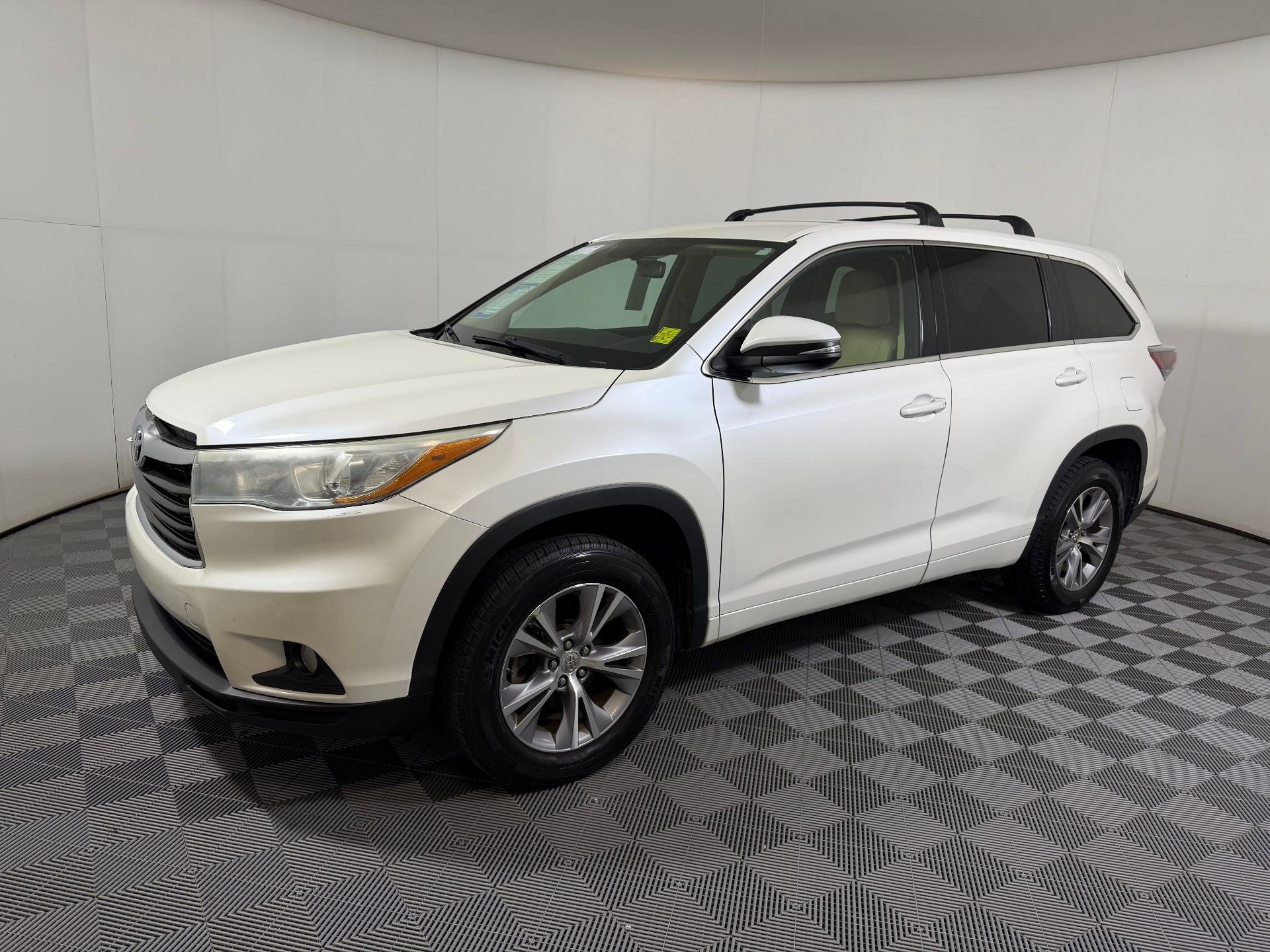 Used 2015 Toyota Highlander Plus FWD image 25