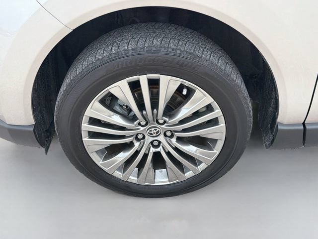 Used 2024 Toyota Venza XLE AWD/4WD image 41