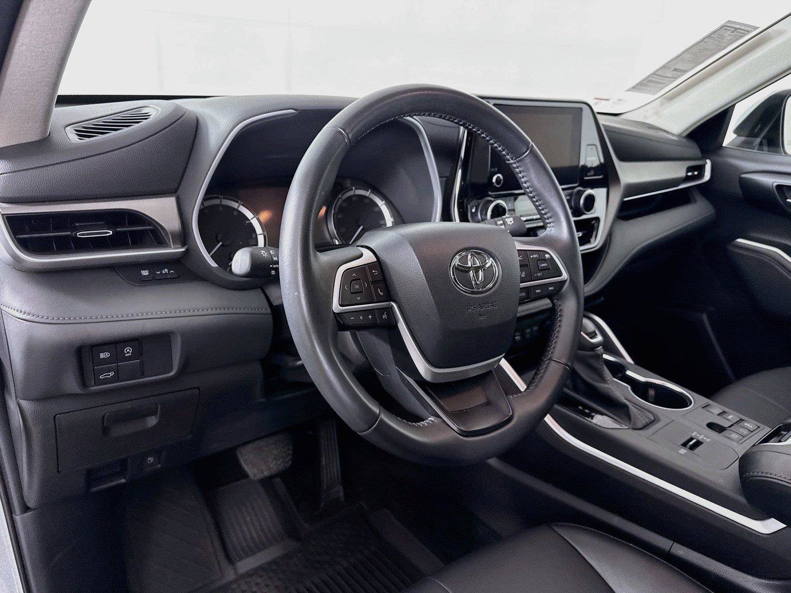 Certified 2025 Toyota Highlander XLE FWD image 4
