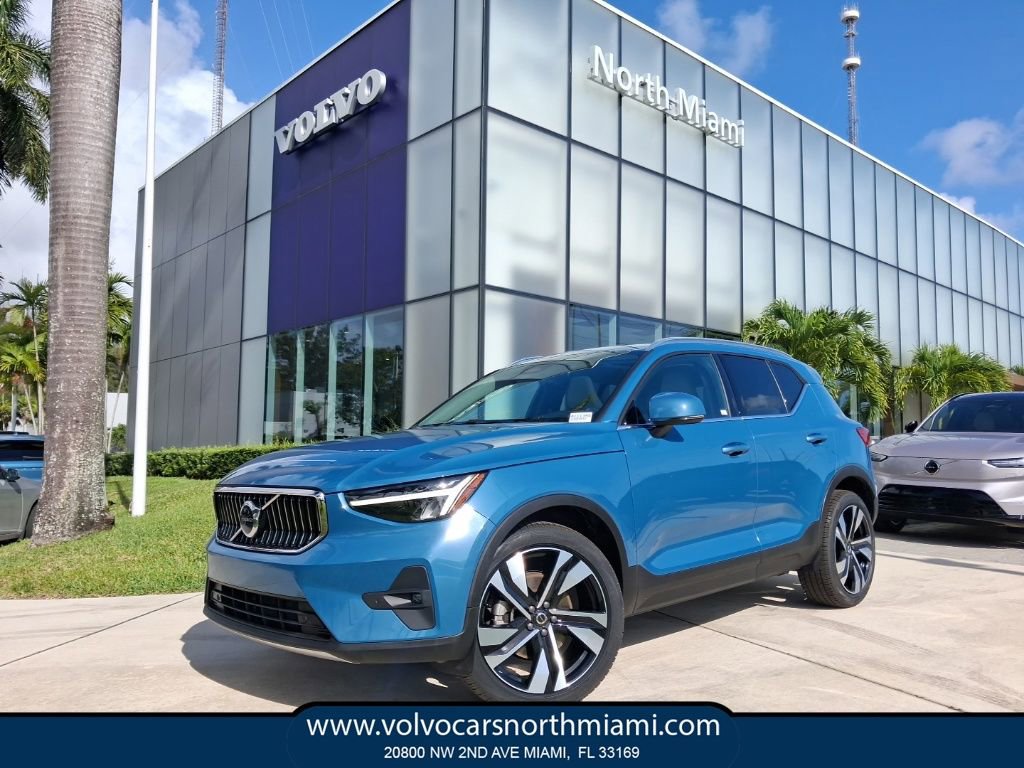 Used 2023 Volvo XC40 B5 Plus image 1