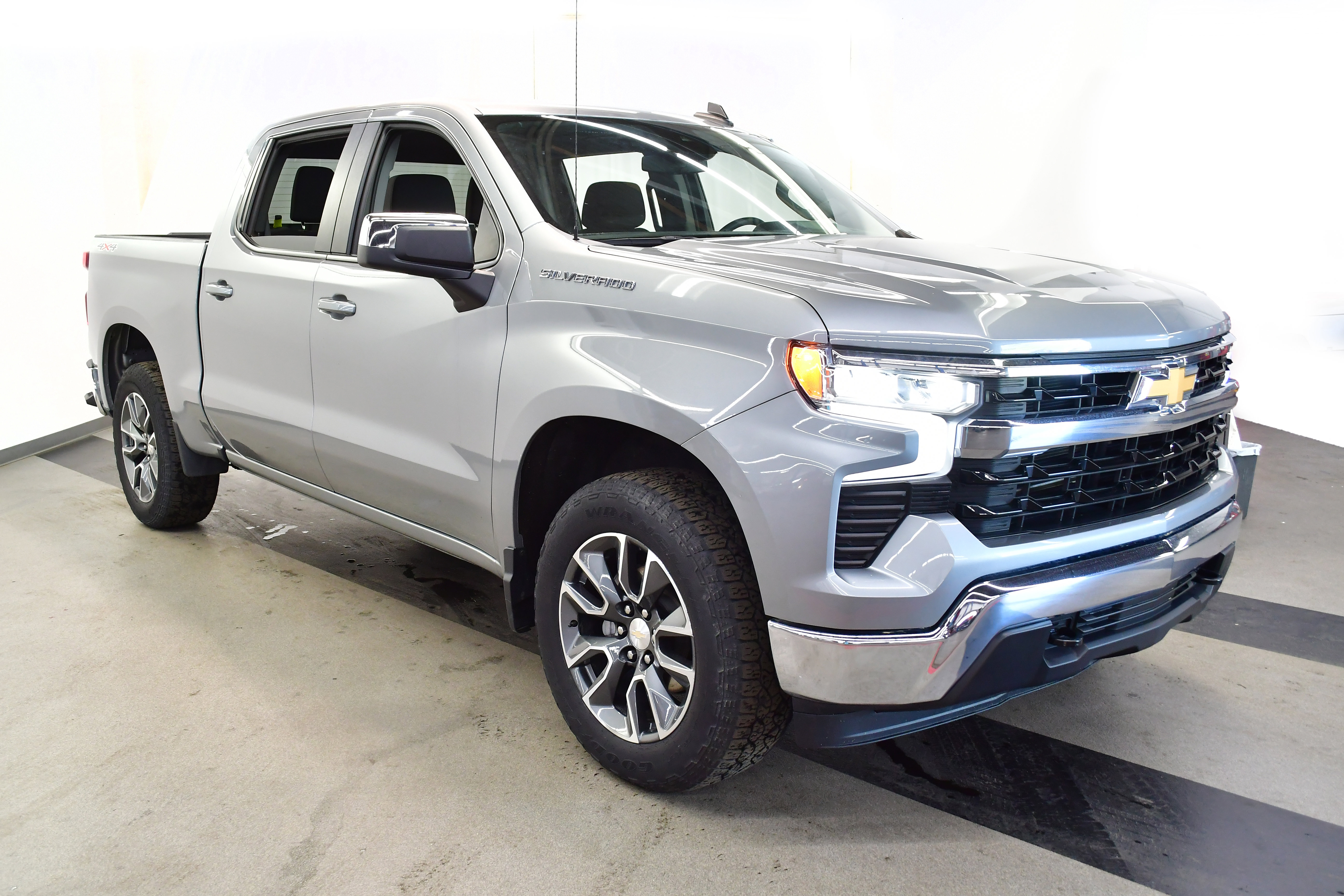 Used 2024 Chevrolet Silverado 1500 LT AWD/4WD image 2