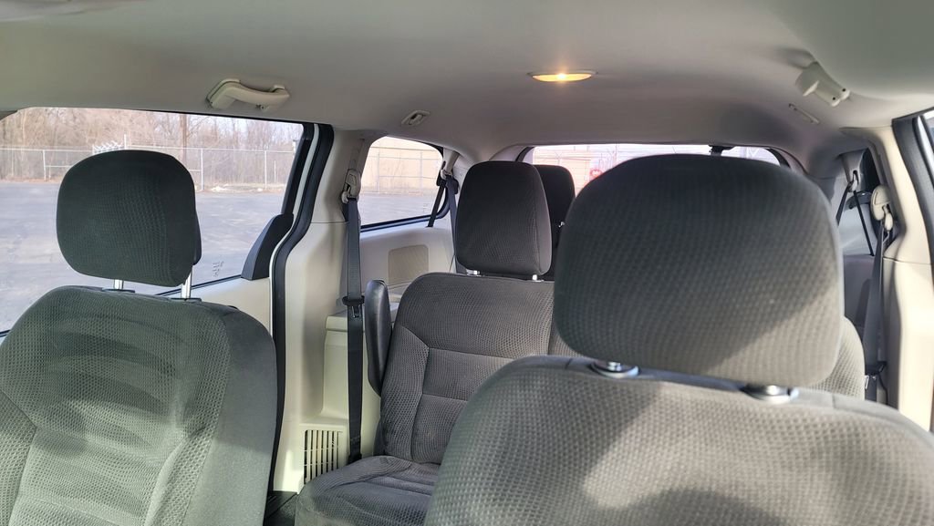 Used 2016 Dodge Grand Caravan American Value Package image 25