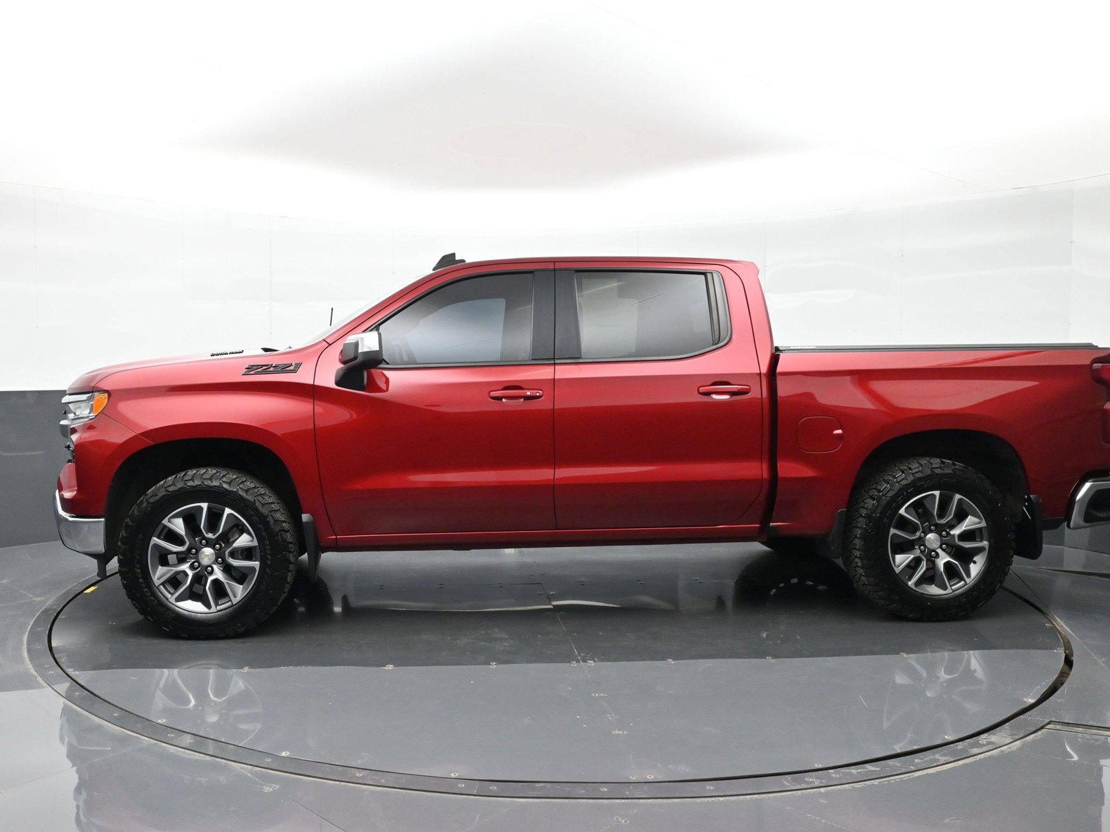 Used 2023 Chevrolet Silverado 1500 LT AWD/4WD image 9