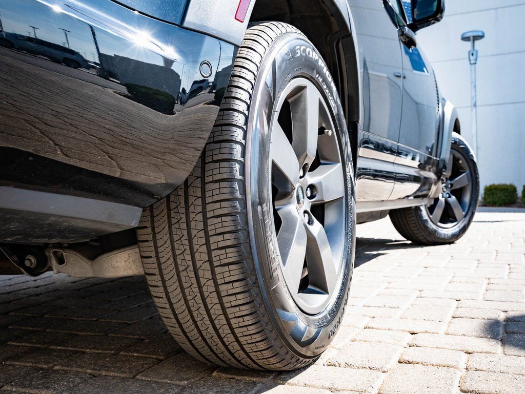 Used 2023 Land Rover Defender 130 X-Dynamic SE image 50