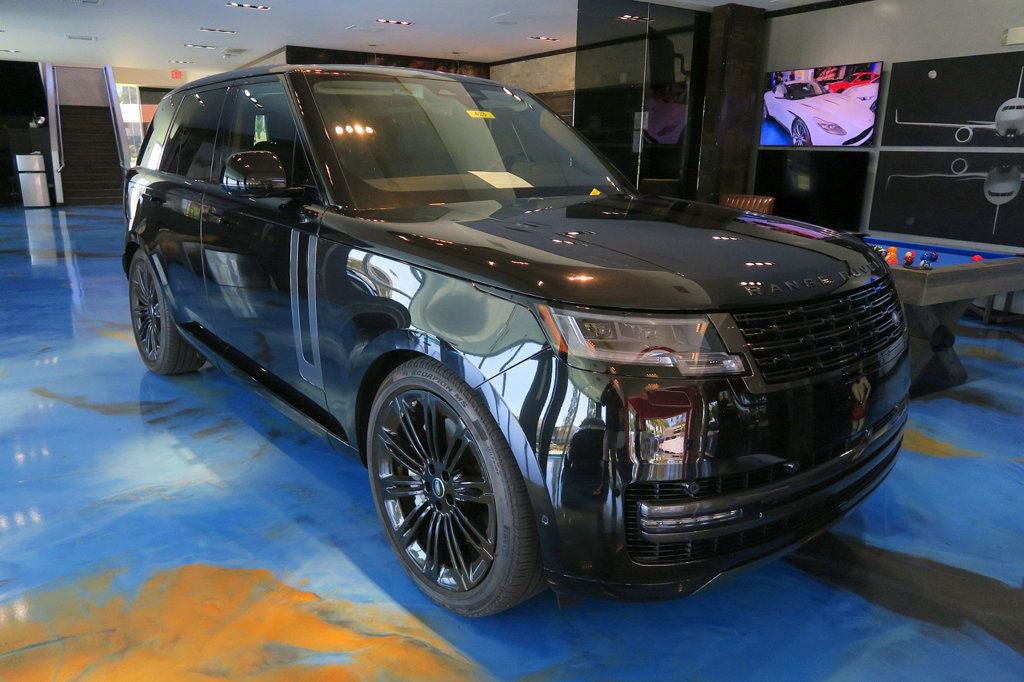 Used 2025 Land Rover Range Rover SE AWD/4WD image 1