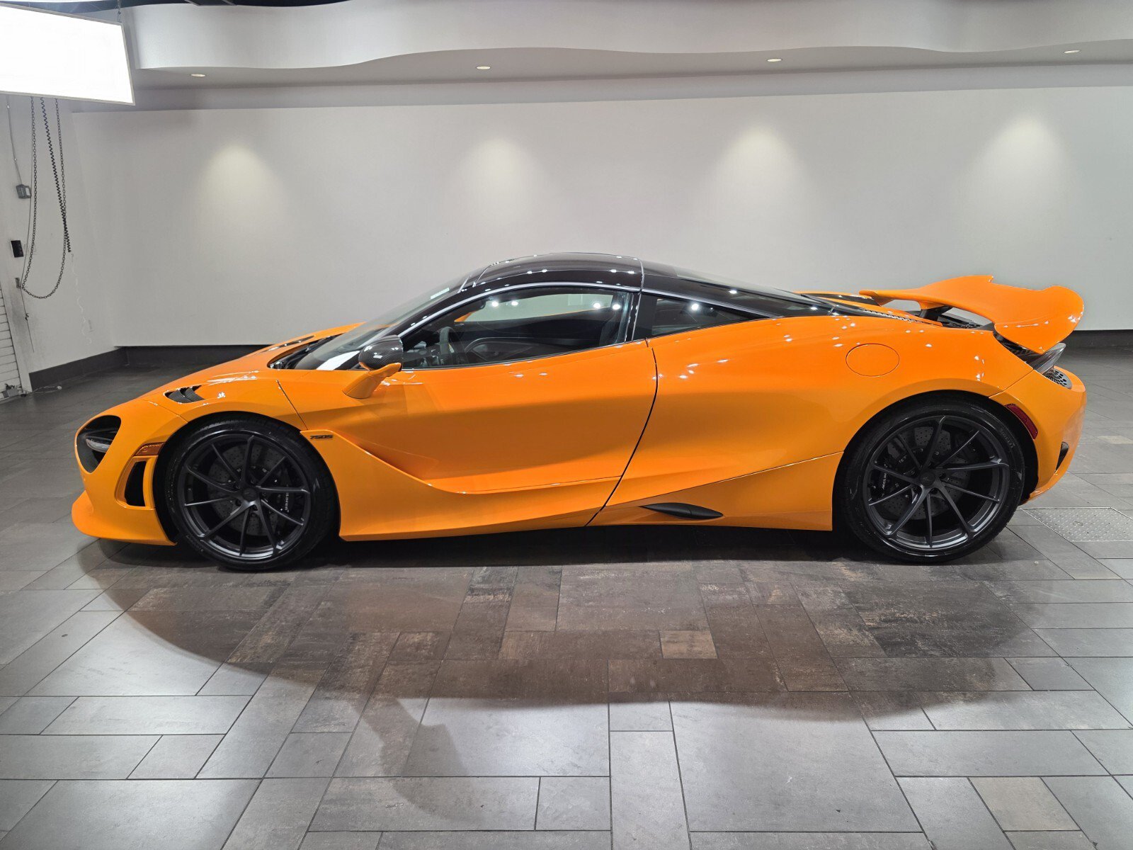 Used 2025 McLaren 750S RWD image 3