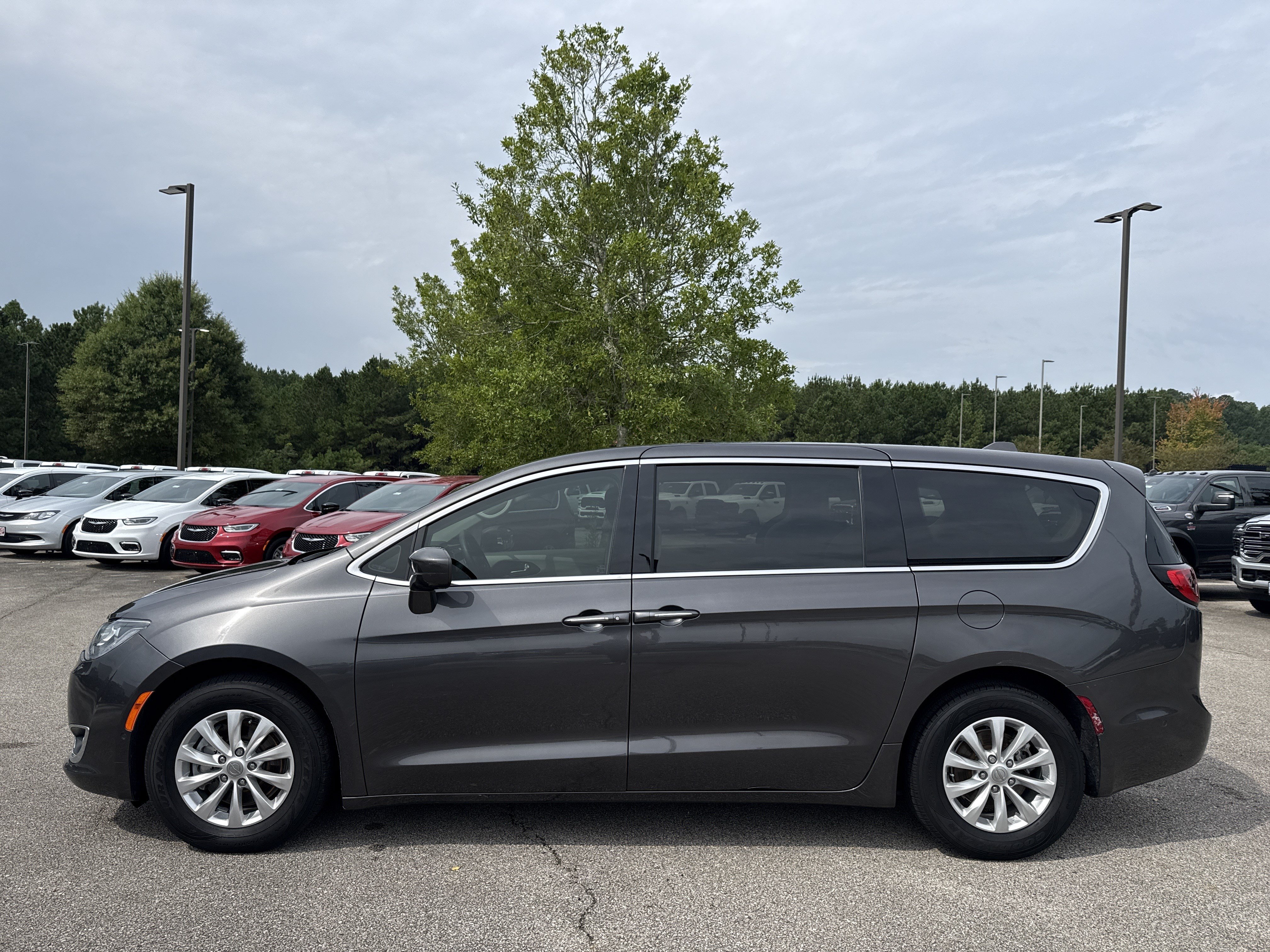 Used 2019 Chrysler Pacifica Touring Plus w/ Advanced Safetytec Group FWD image 4
