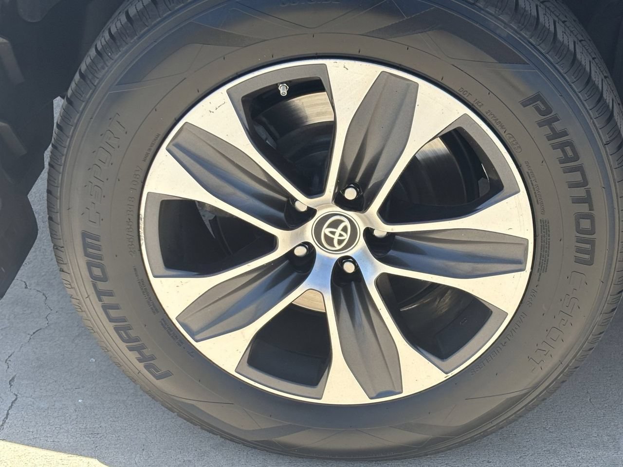 Used 2020 Toyota Highlander XLE AWD/4WD image 7