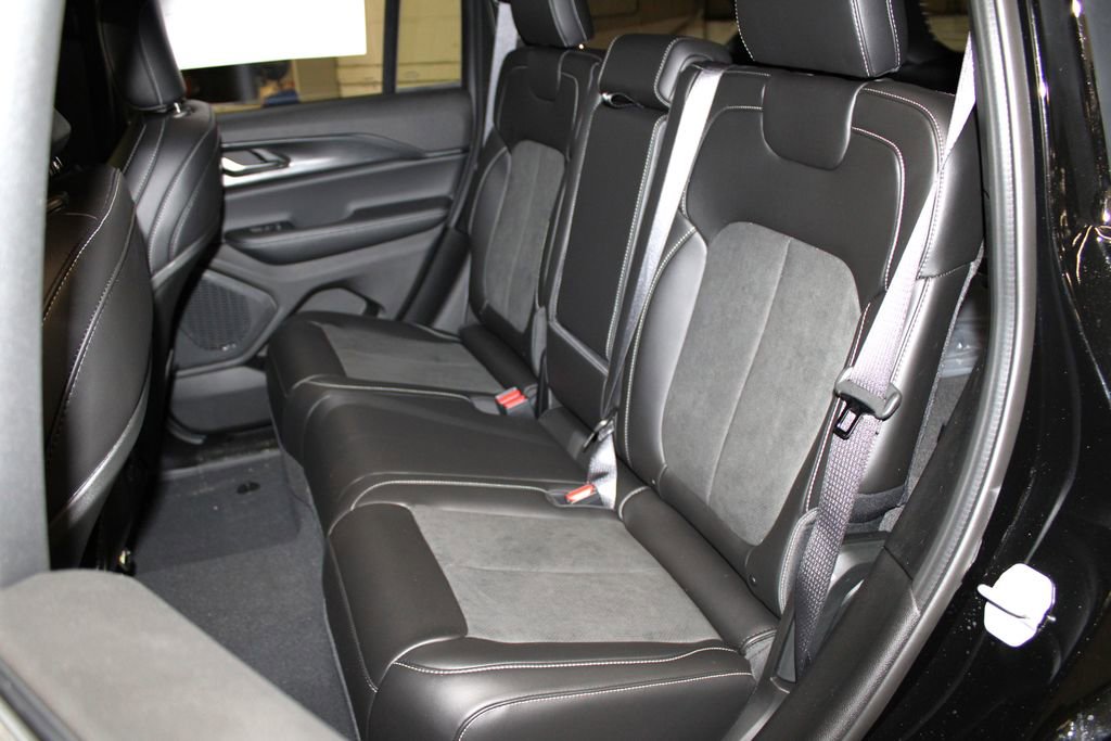 New 2025 Jeep Grand Cherokee Altitude image 26