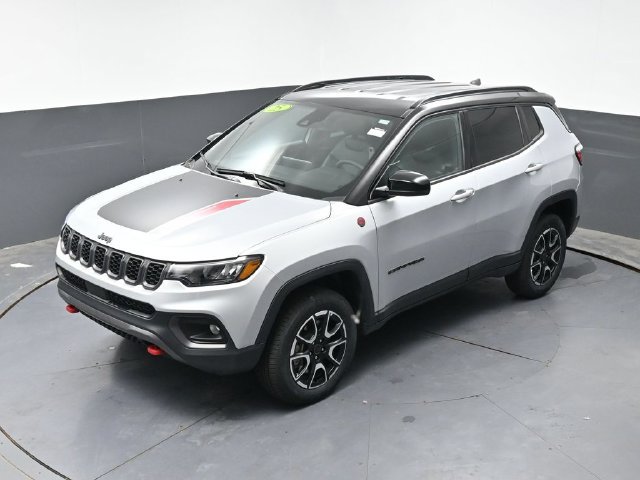 Used 2025 Jeep Compass Trailhawk AWD/4WD image 46