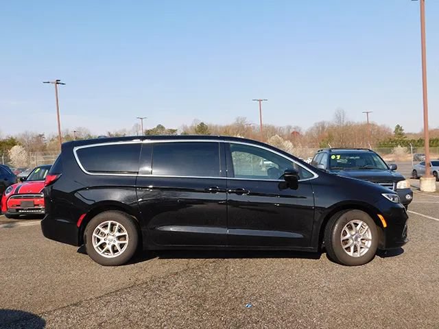Used 2025 Chrysler Pacifica Select FWD image 4