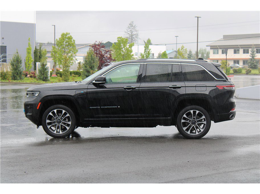 Used 2022 Jeep Grand Cherokee Overland w/ Luxury Tech Group IV AWD/4WD image 2