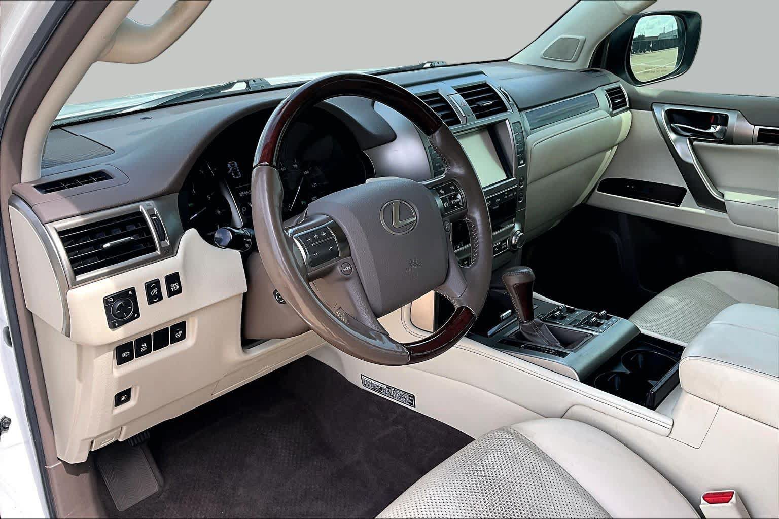 Used 2018 Lexus GX 460 Luxury w/ Preferred Accessory Package AWD/4WD image 18
