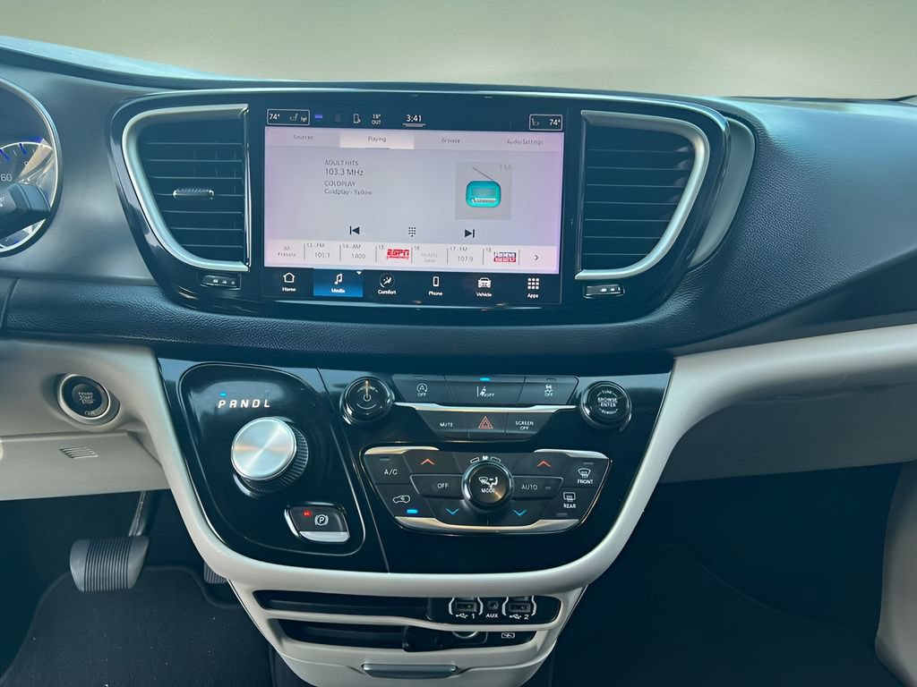 Used 2022 Chrysler Pacifica Touring-L FWD image 13