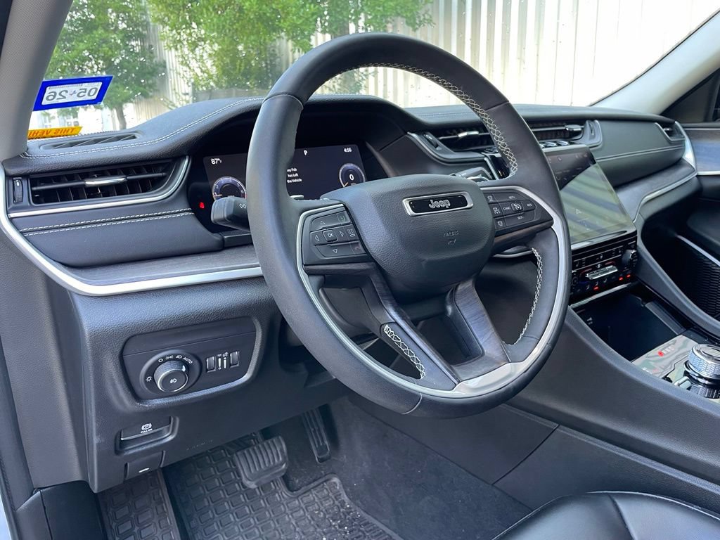 Used 2023 Jeep Grand Cherokee Limited w/ Black Appearance Package AWD/4WD image 10