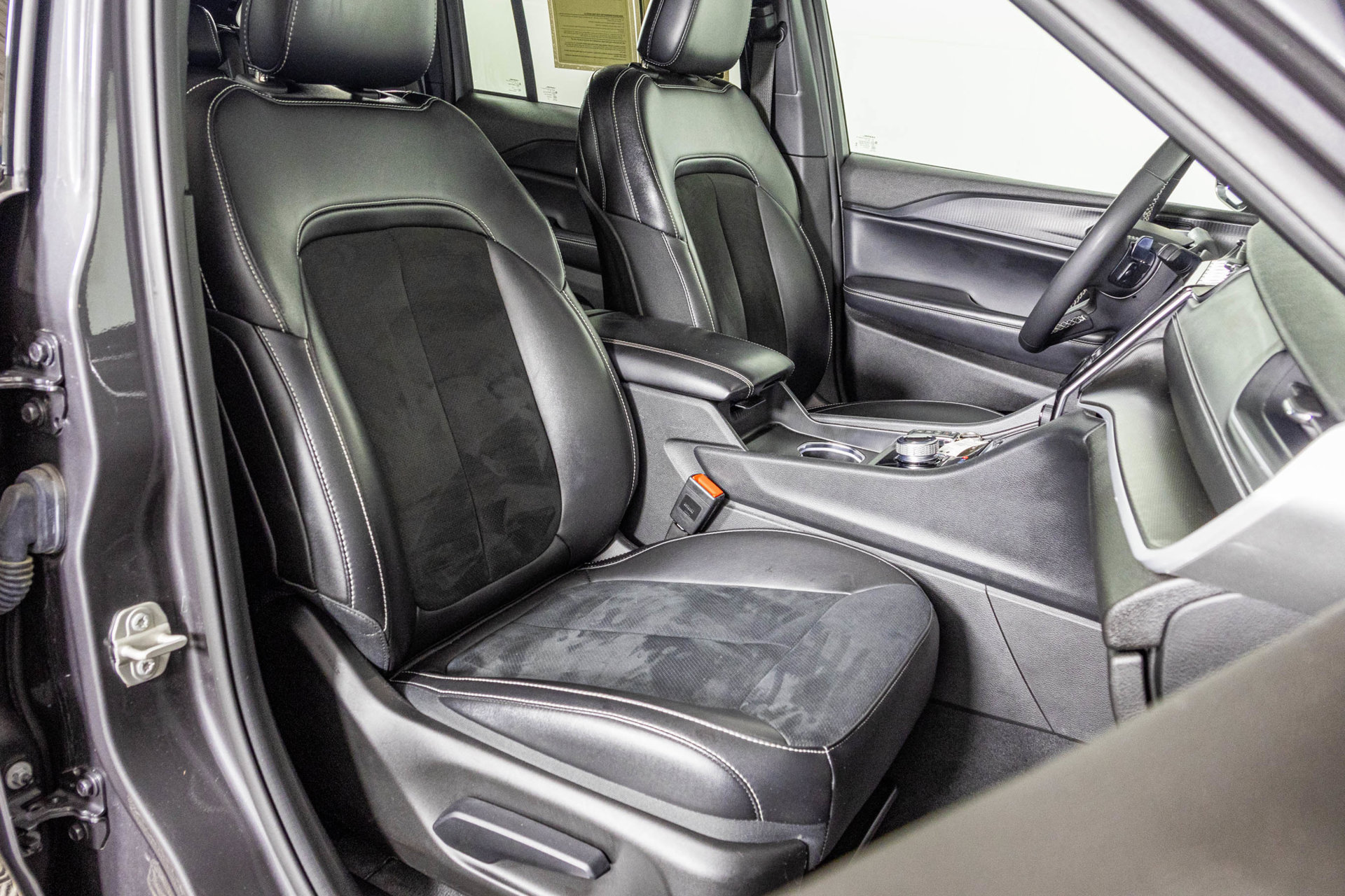 Used 2024 Jeep Grand Cherokee Laredo AWD/4WD image 46