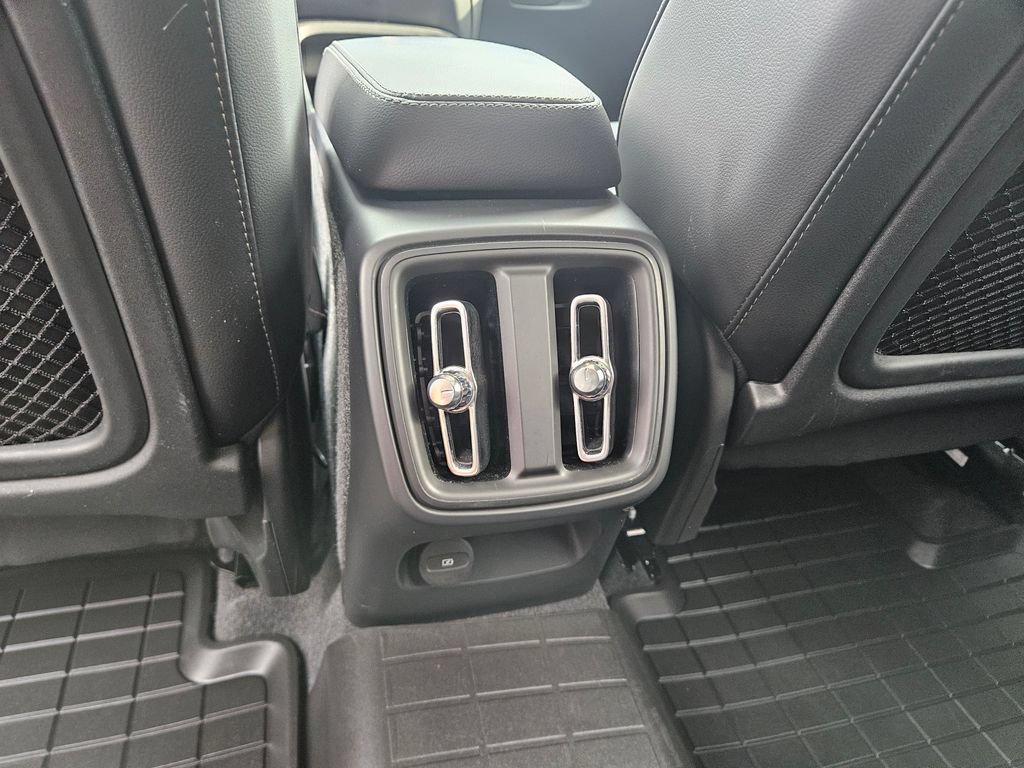Used 2024 Volvo XC40 B5 Plus AWD/4WD image 14