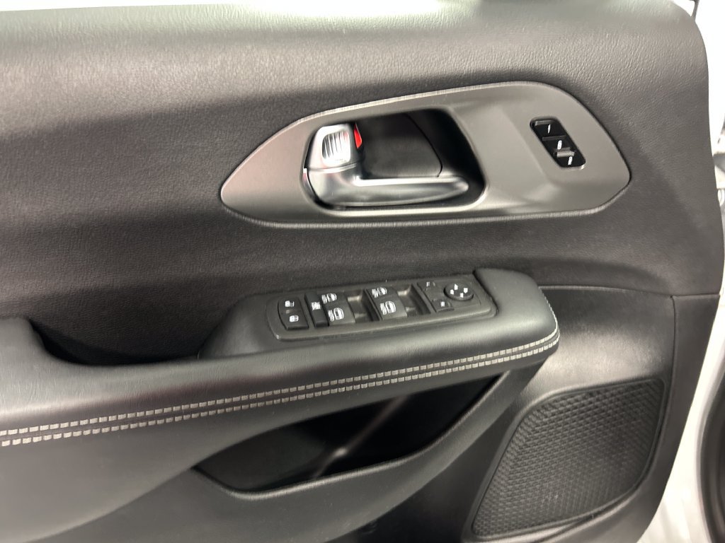 Used 2025 Chrysler Pacifica Select FWD image 14