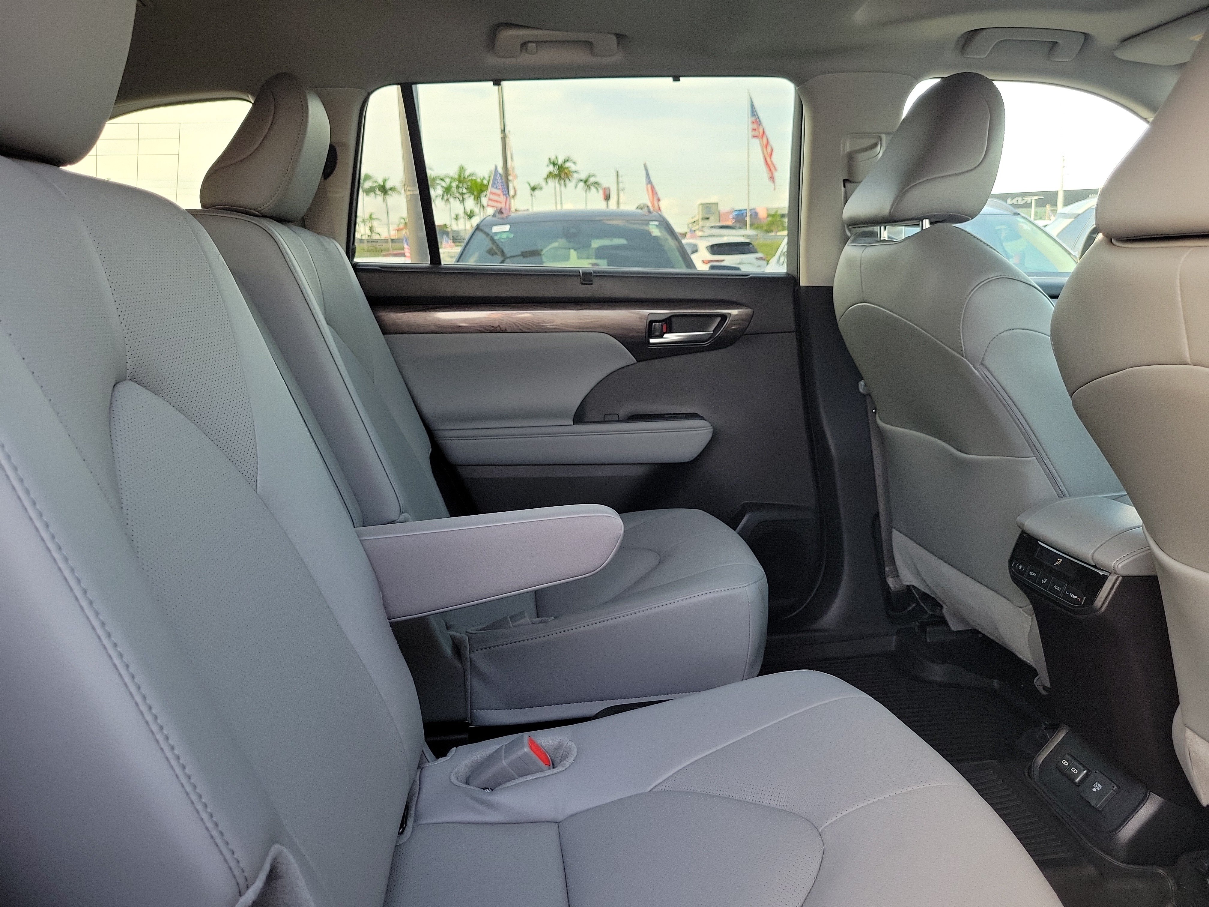 Used 2025 Toyota Highlander Limited FWD image 14