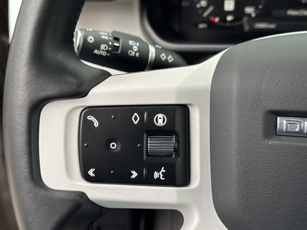 Used 2025 Land Rover Defender 110 X-Dynamic SE AWD/4WD image 30