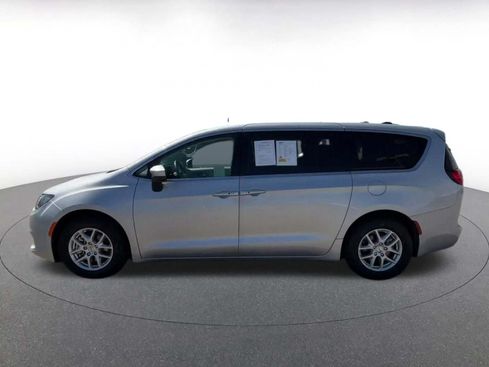 Used 2023 Chrysler Voyager LX FWD image 8