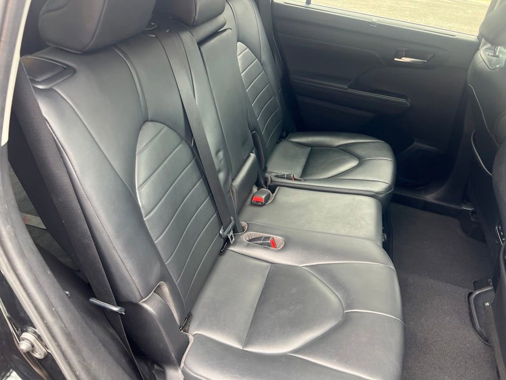 Used 2020 Toyota Highlander XLE FWD image 14