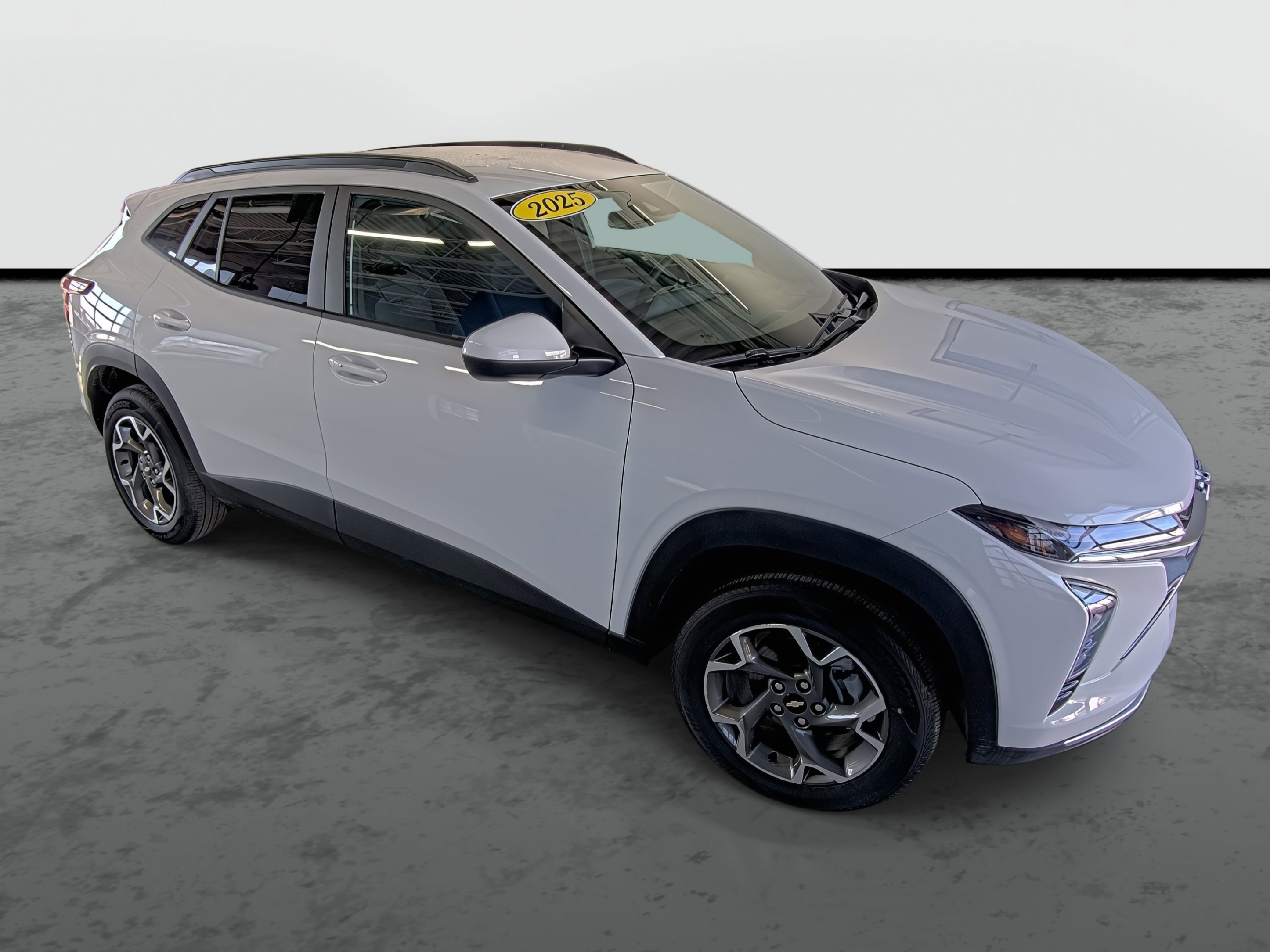 Used 2025 Chevrolet Trax LT w/ Driver Confidence Package image 4