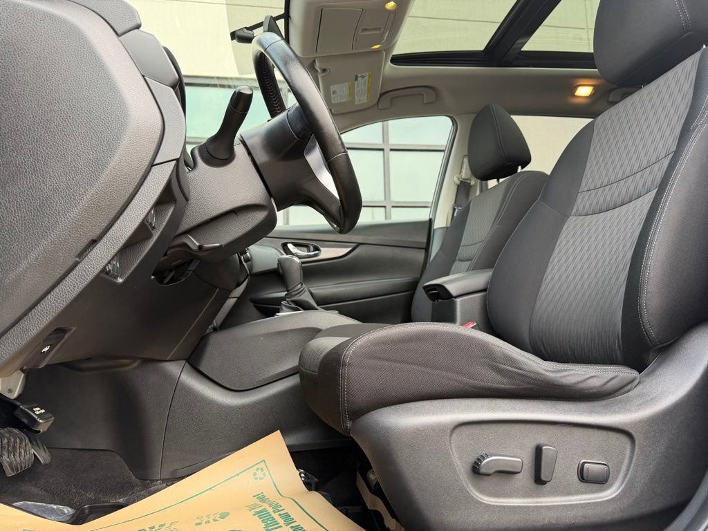 Used 2018 Nissan Rogue SV w/ Sun & Sound Touring Package image 11