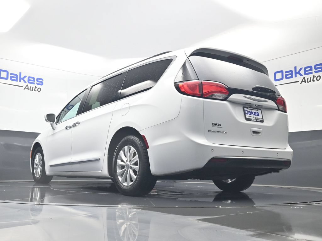 Used 2017 Chrysler Pacifica Touring-L FWD image 39