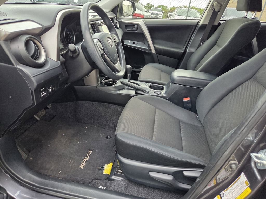 Used 2018 Toyota RAV4 LE image 9