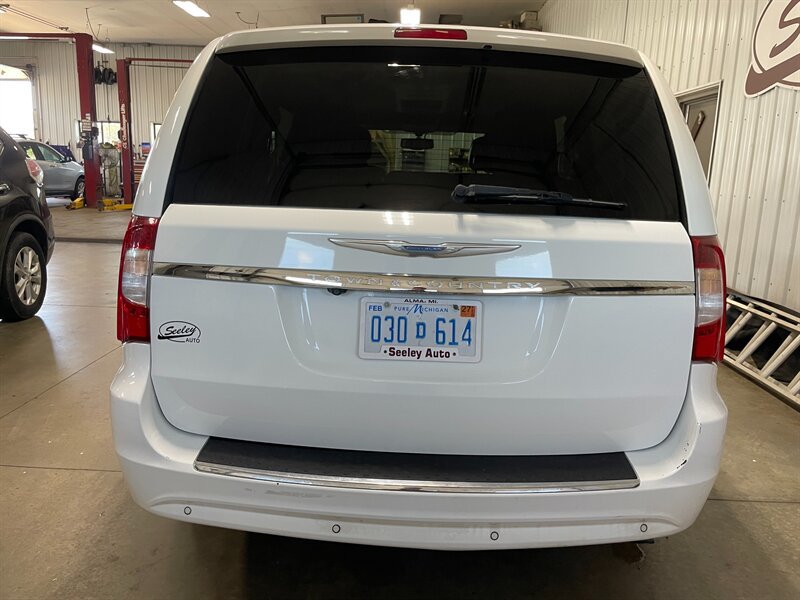Used 2015 Chrysler Town & Country Touring-L w/ Driver Convenience Group FWD image 24