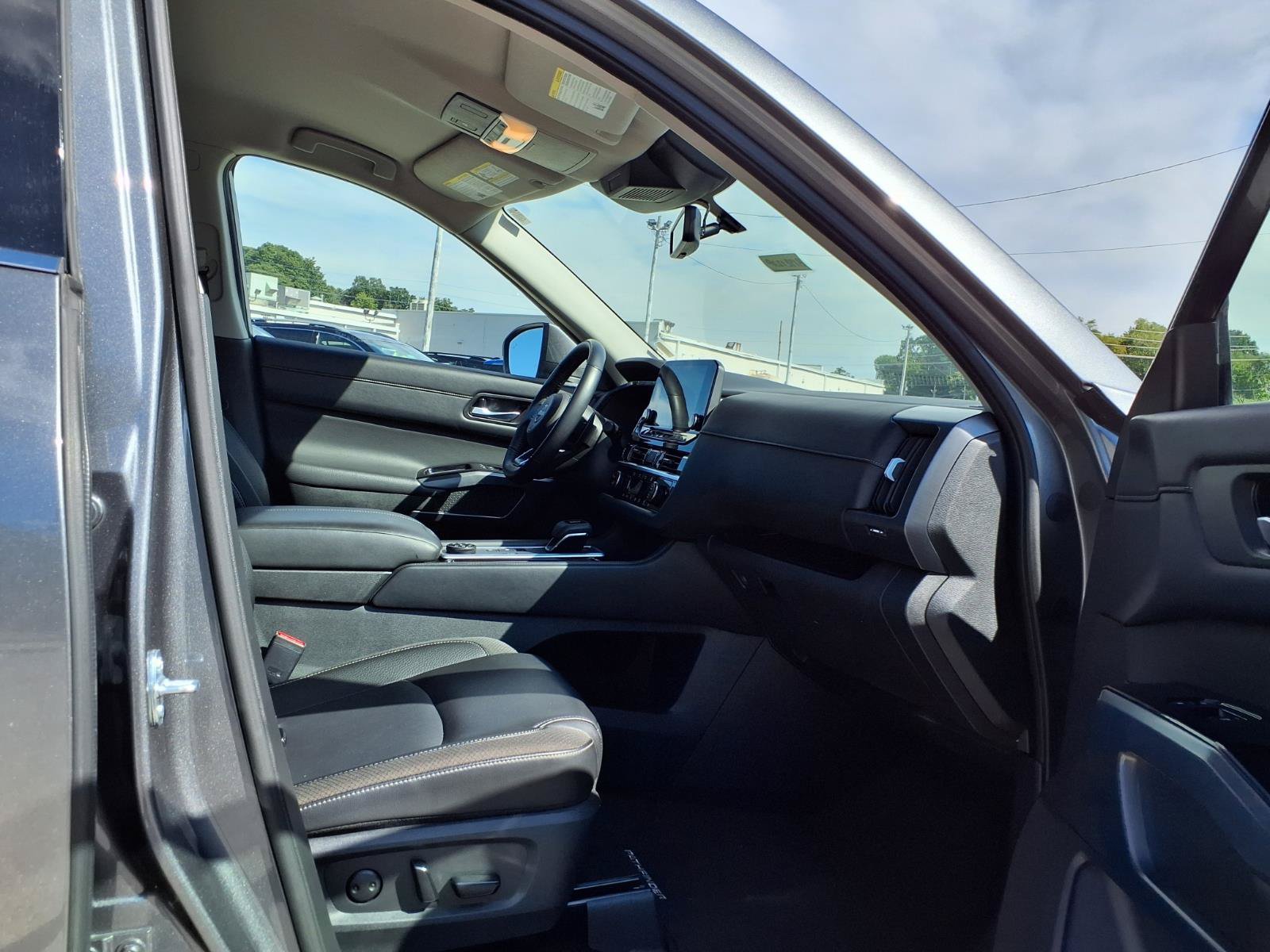 Used 2025 Nissan Pathfinder SL AWD/4WD image 27