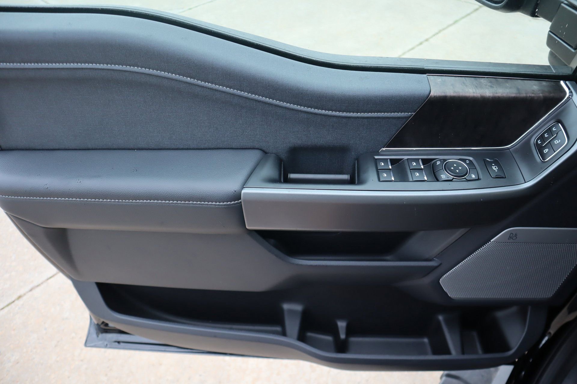 New 2026 Ford F250 Lariat w/ Black Appearance Package image 18