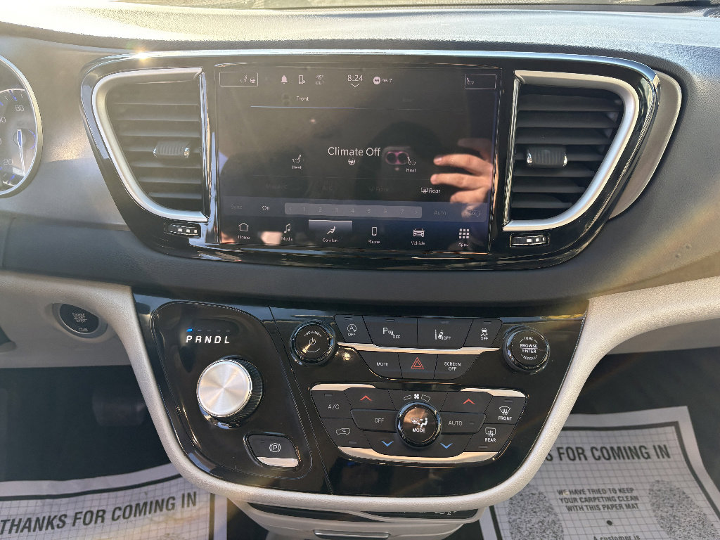 Used 2024 Chrysler Pacifica Touring-L image 26
