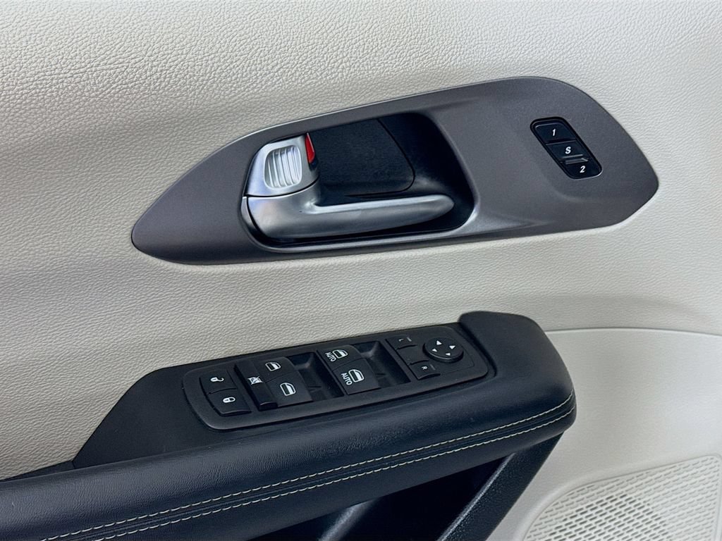 Used 2023 Chrysler Pacifica Touring-L FWD image 17