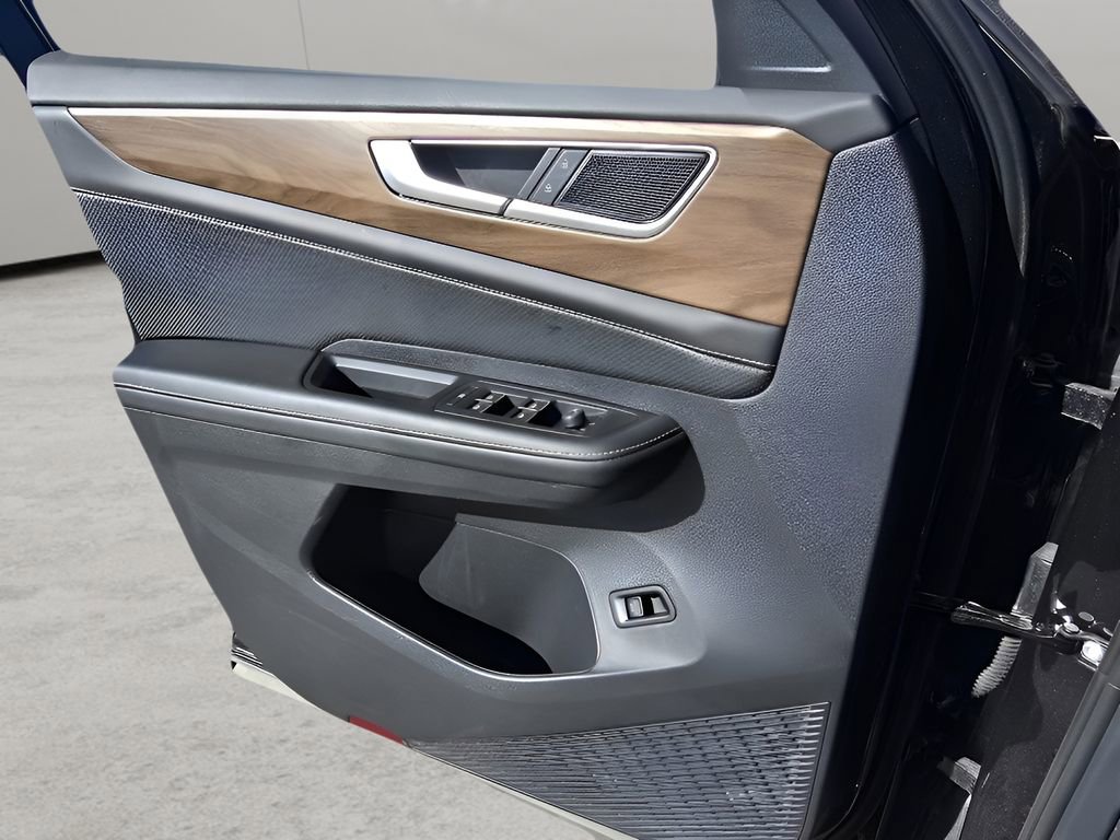 Used 2025 Volkswagen Atlas SE image 17