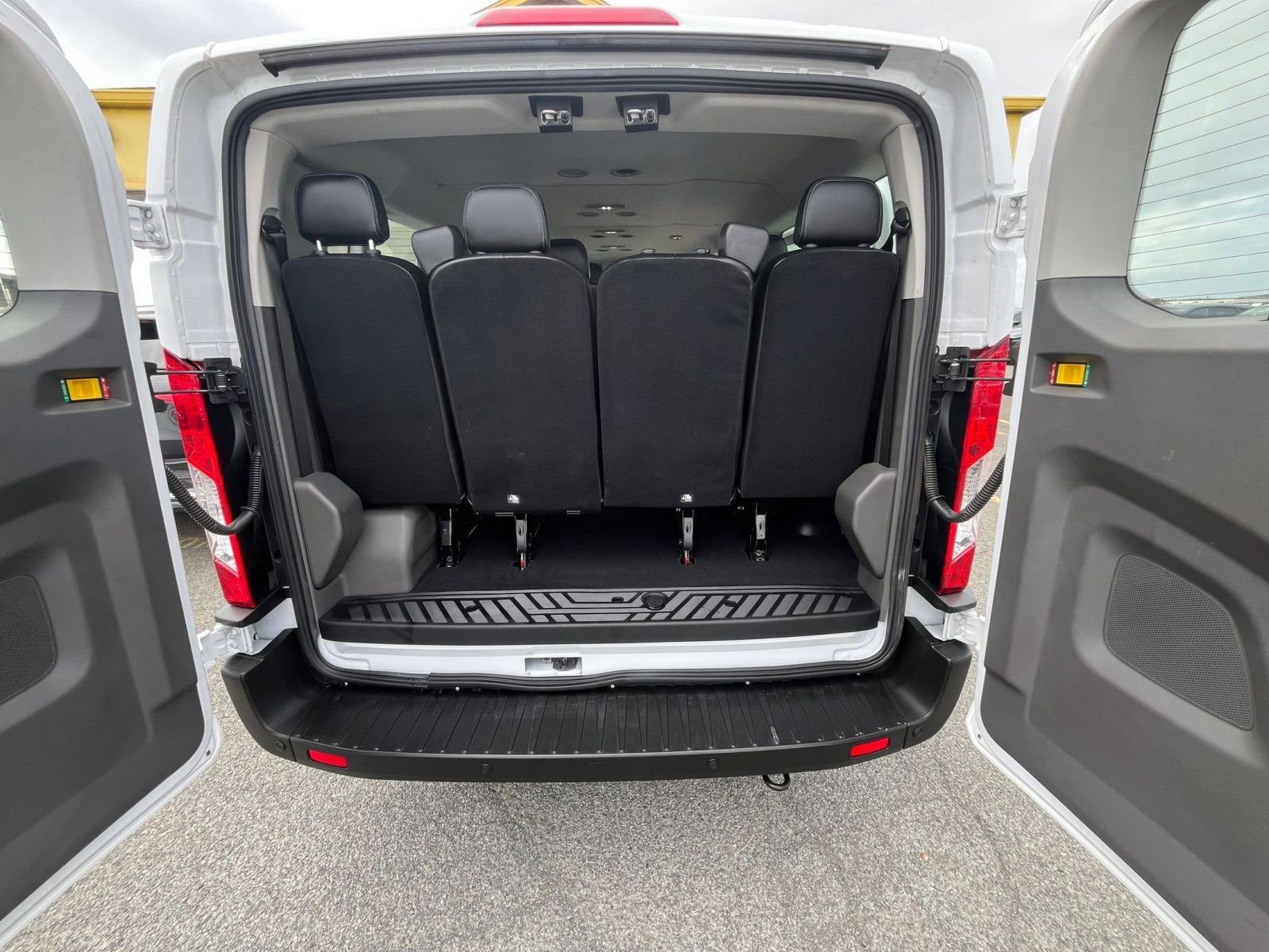 Used 2023 Ford Transit 350 XLT image 33