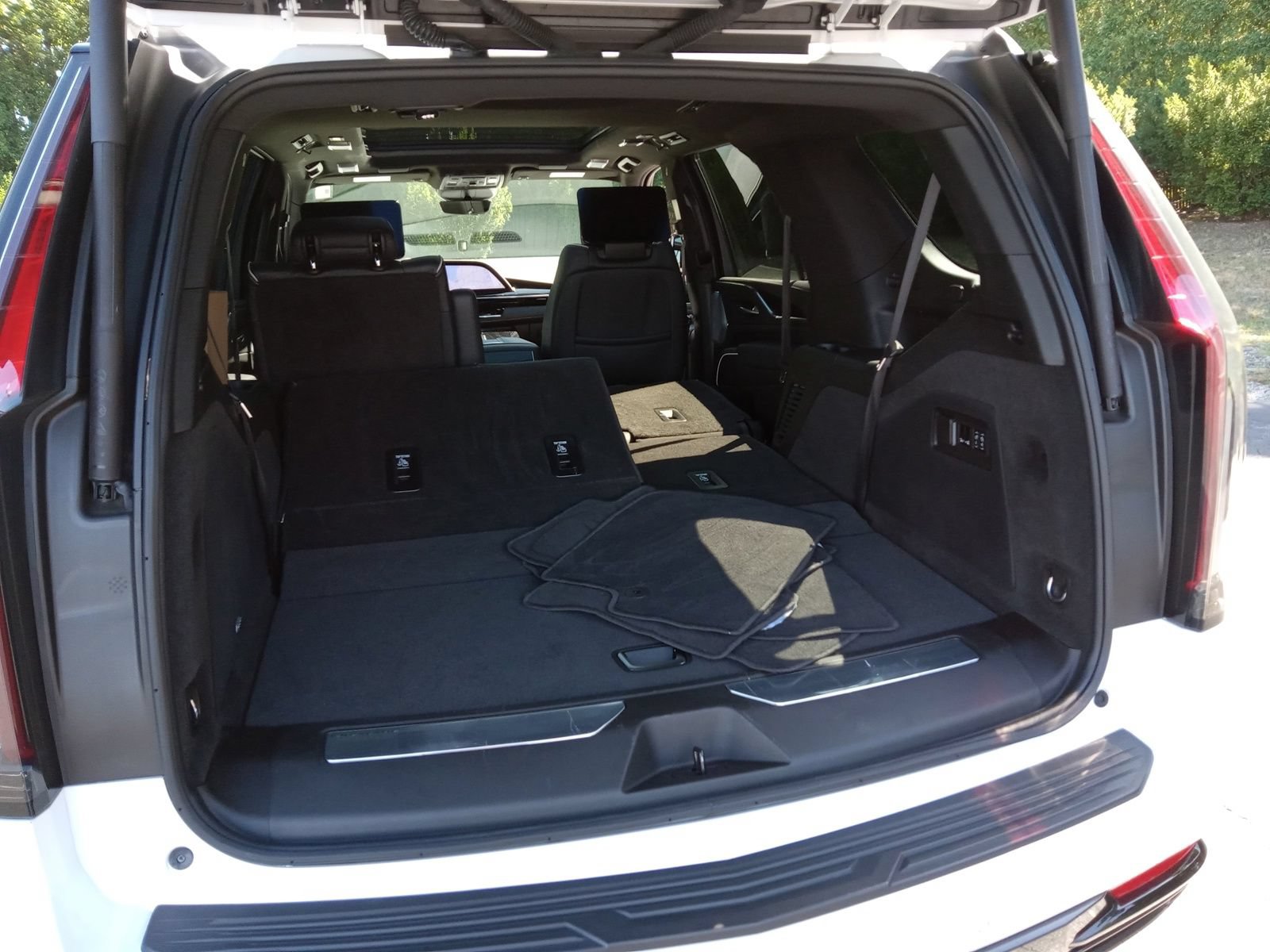 Used 2024 Cadillac Escalade Sport w/ LPO, ONYX Package AWD/4WD image 26