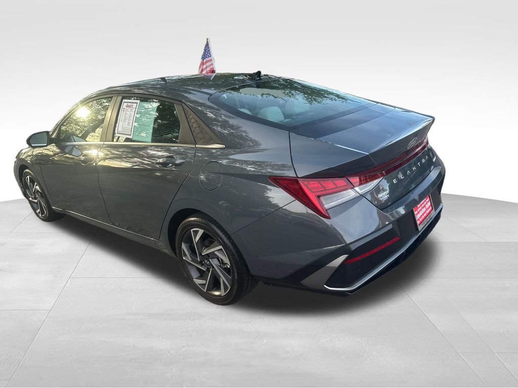 Used 2025 Hyundai Elantra Limited image 18