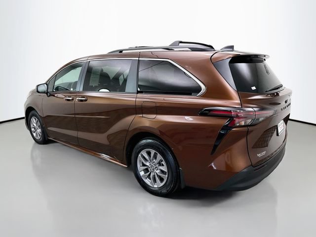 Used 2024 Toyota Sienna XLE w/ XLE Plus Package FWD image 5