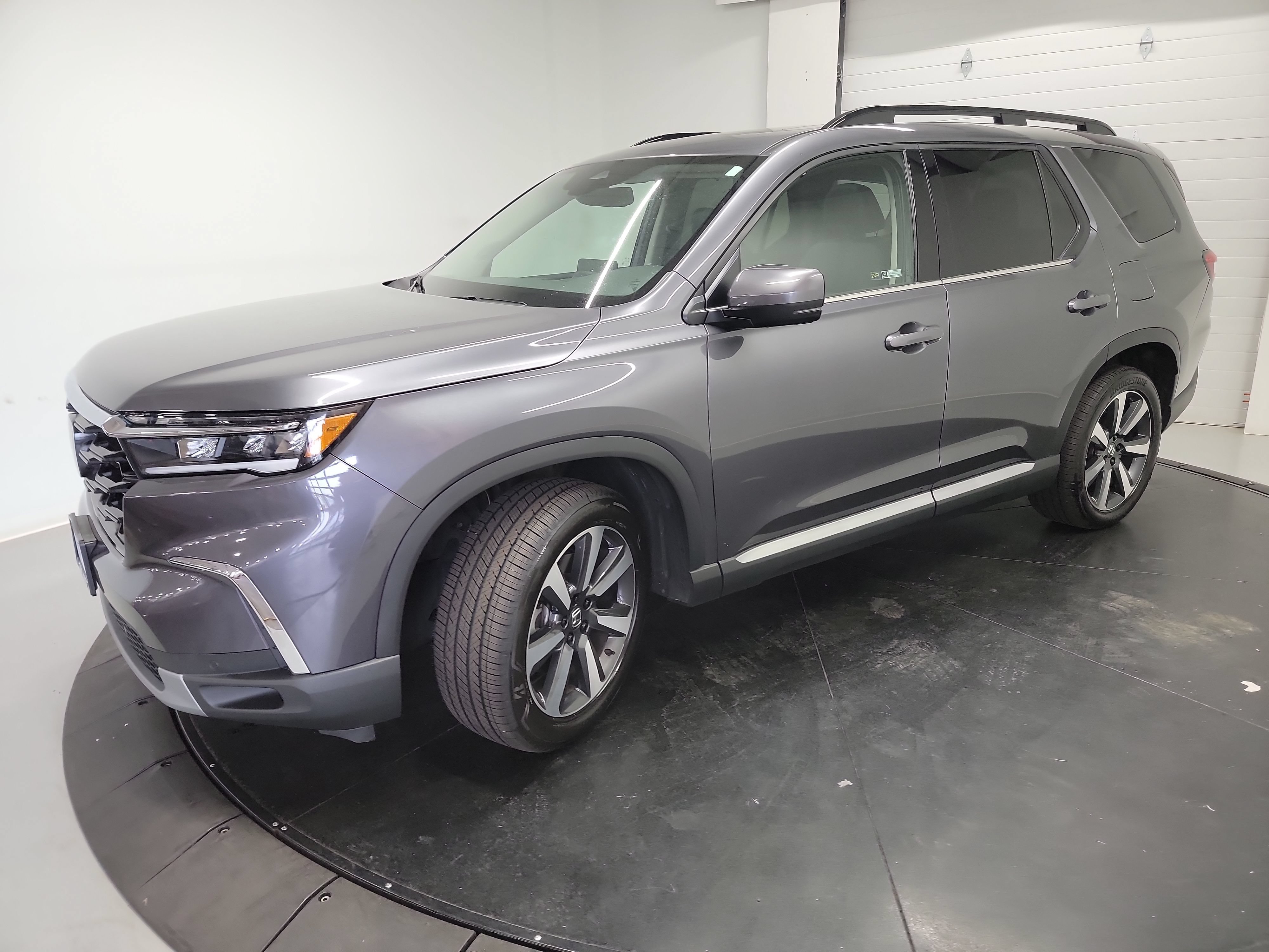 Used 2025 Honda Pilot Touring image 3