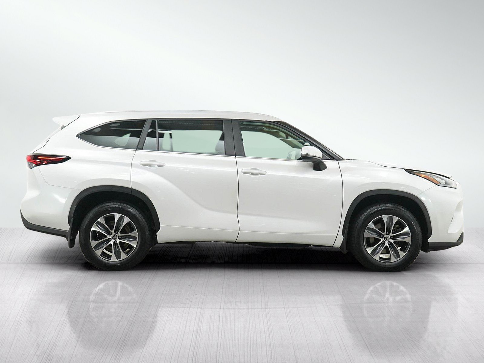 Used 2024 Toyota Highlander XLE AWD/4WD image 6