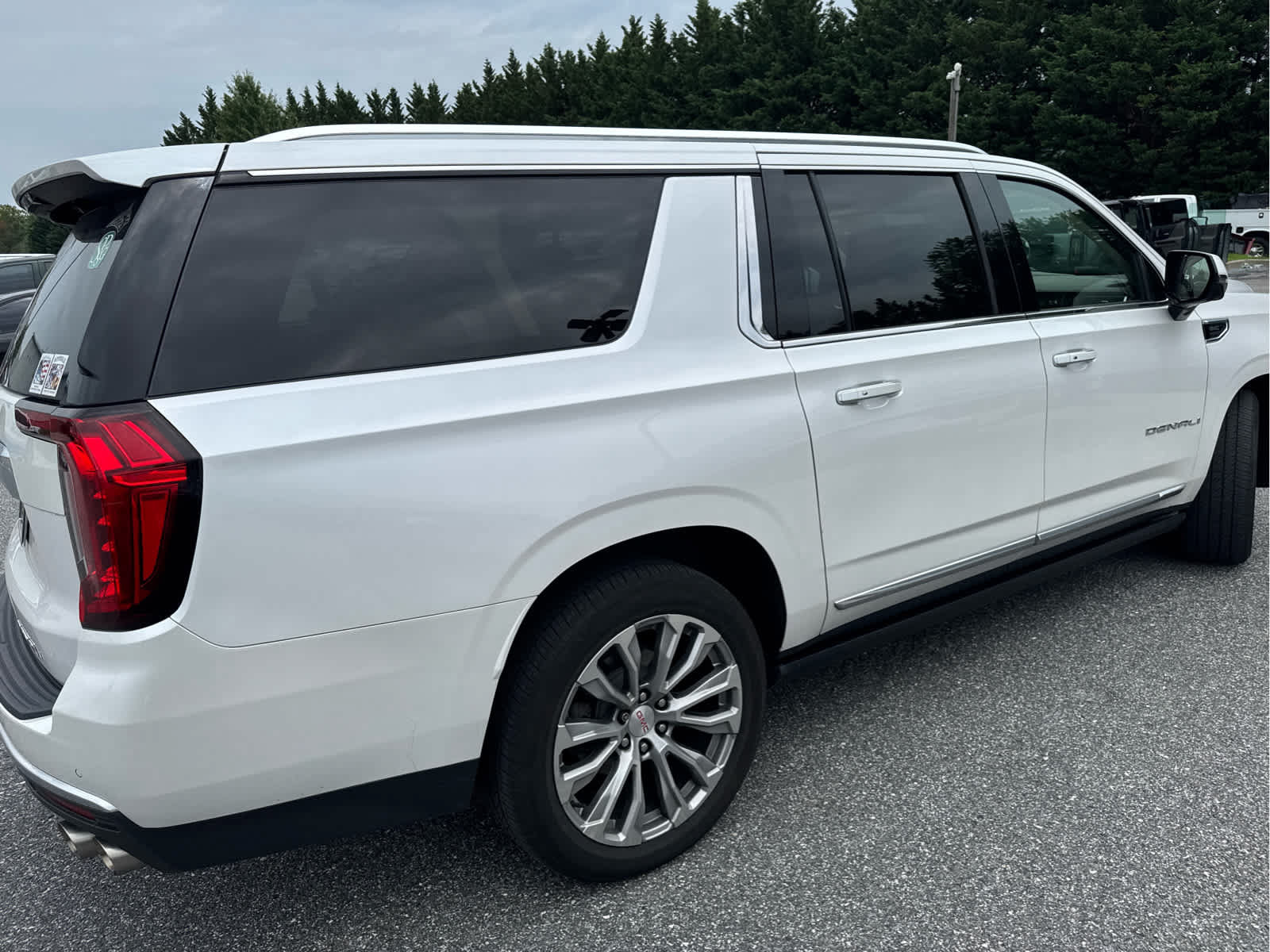 Certified 2022 GMC Yukon XL Denali w/ Denali Ultimate Package AWD/4WD image 3