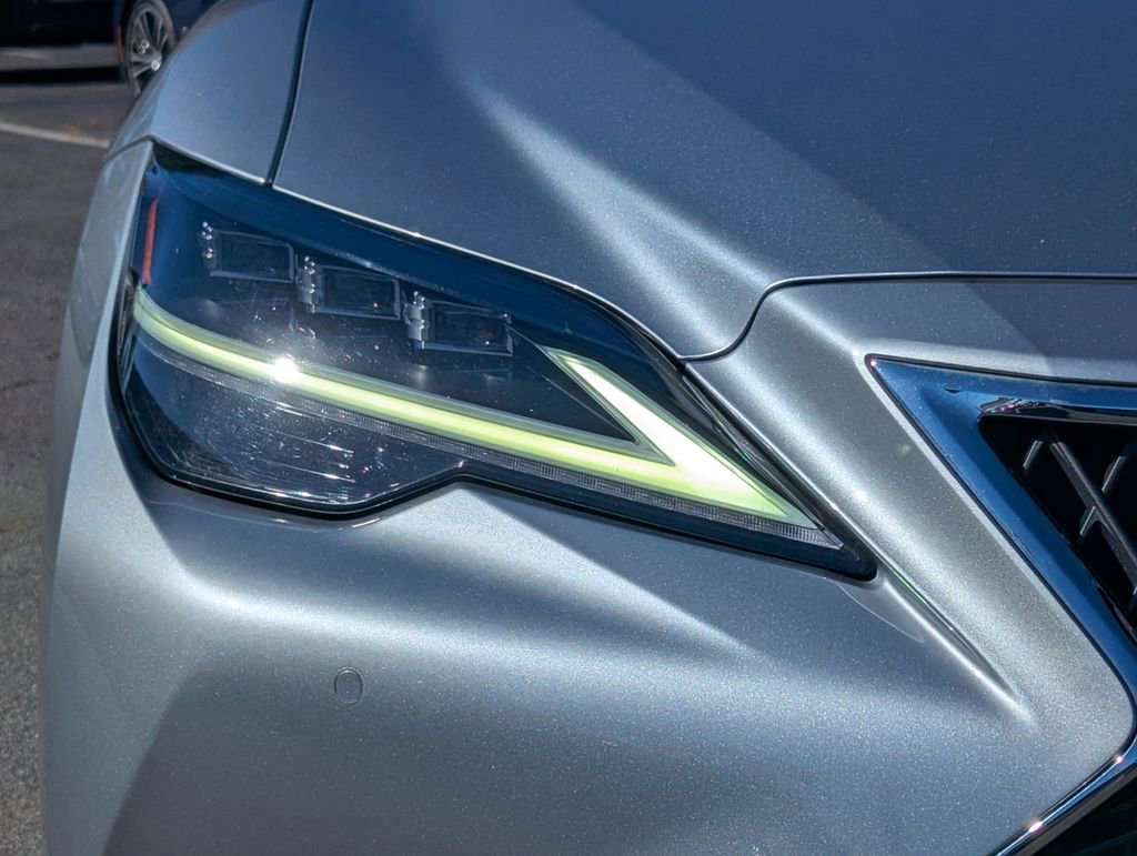 Used 2022 Lexus LS 500 w/ Accessory Package (Z2) image 28